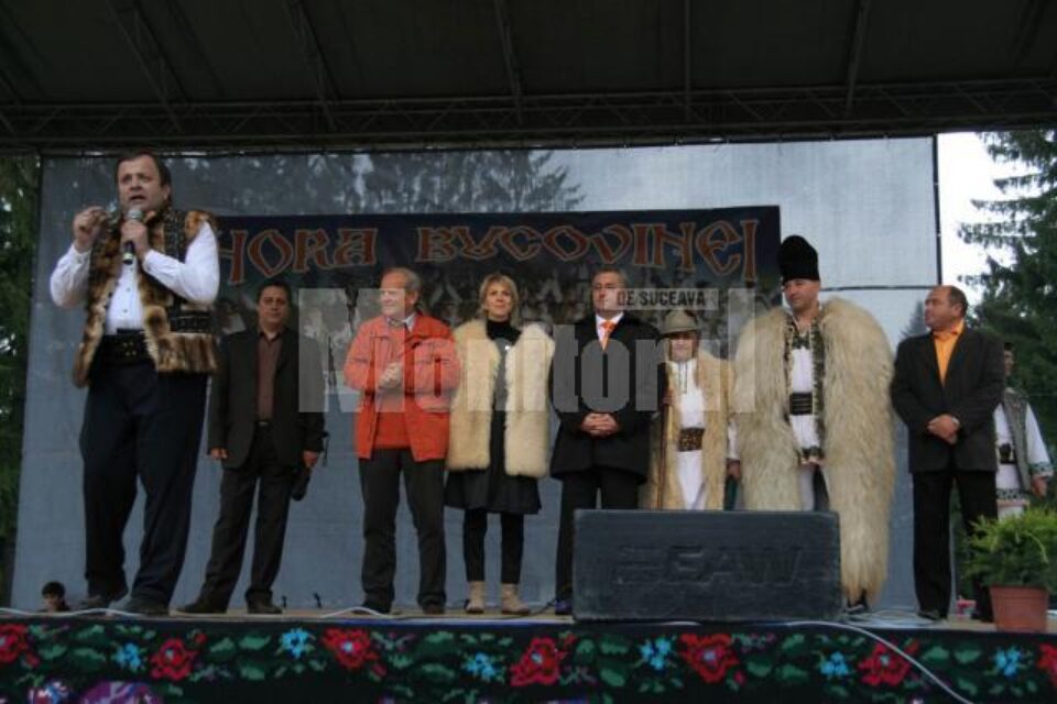 Gheorghe Flutur, alături de echipa sa și oaspeții de la București, Theodor Stolojan și Raluca Turcan