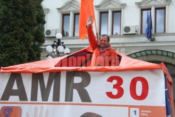 Traducere: PSD a tradus AMR-ul de pe corturile cu Flutur- „Atenție Mîrza Rămâne”