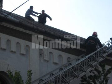 Protest la înălțime: A amenințat că se aruncă de pe biserică dacă Primăria Arbore nu-i dă pământ