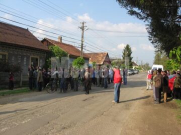 Protest la înălțime: A amenințat că se aruncă de pe biserică dacă Primăria Arbore nu-i dă pământ