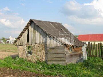 Protest la înălțime: A amenințat că se aruncă de pe biserică dacă Primăria Arbore nu-i dă pământ