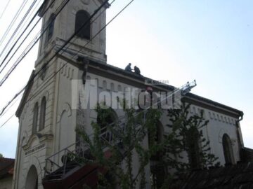 Protest la înălțime: A amenințat că se aruncă de pe biserică dacă Primăria Arbore nu-i dă pământ