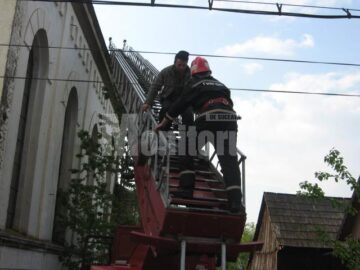 Protest la înălțime: A amenințat că se aruncă de pe biserică dacă Primăria Arbore nu-i dă pământ