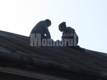 Protest la înălțime: A amenințat că se aruncă de pe biserică dacă Primăria Arbore nu-i dă pământ