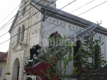 Protest la înălțime: A amenințat că se aruncă de pe biserică dacă Primăria Arbore nu-i dă pământ