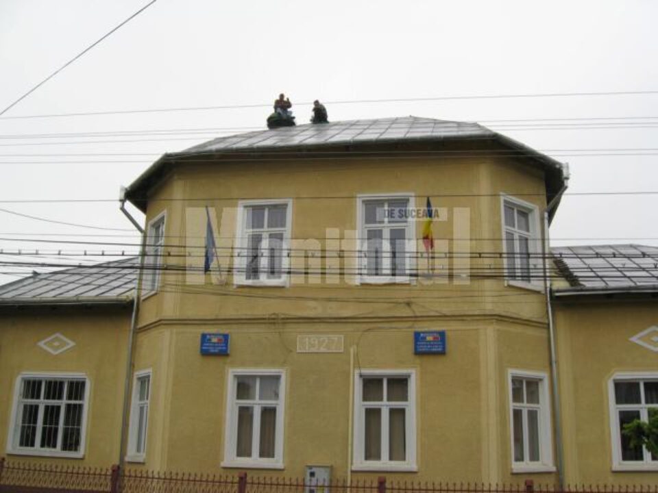 Virgil Feraru și Puiu Viorel Bâclea s-au urcat pe acoperișul Primăriei Arbore