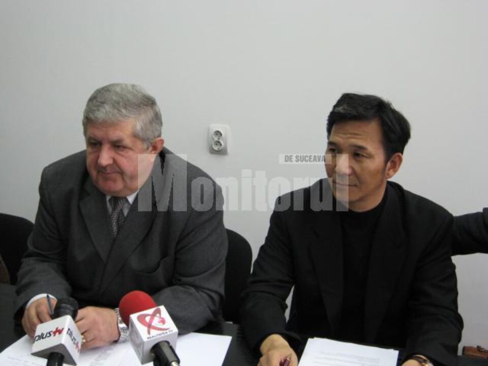 Presedintele CJ Suceava, Gavril Mîrza, și vicepresedintele AM NYC Gruoup, Bo Yu