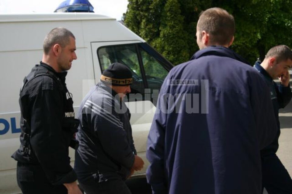 Suspectii sunt cunoscuți pentru săvârșirea de infracțiuni grave din sfera crimei organizate