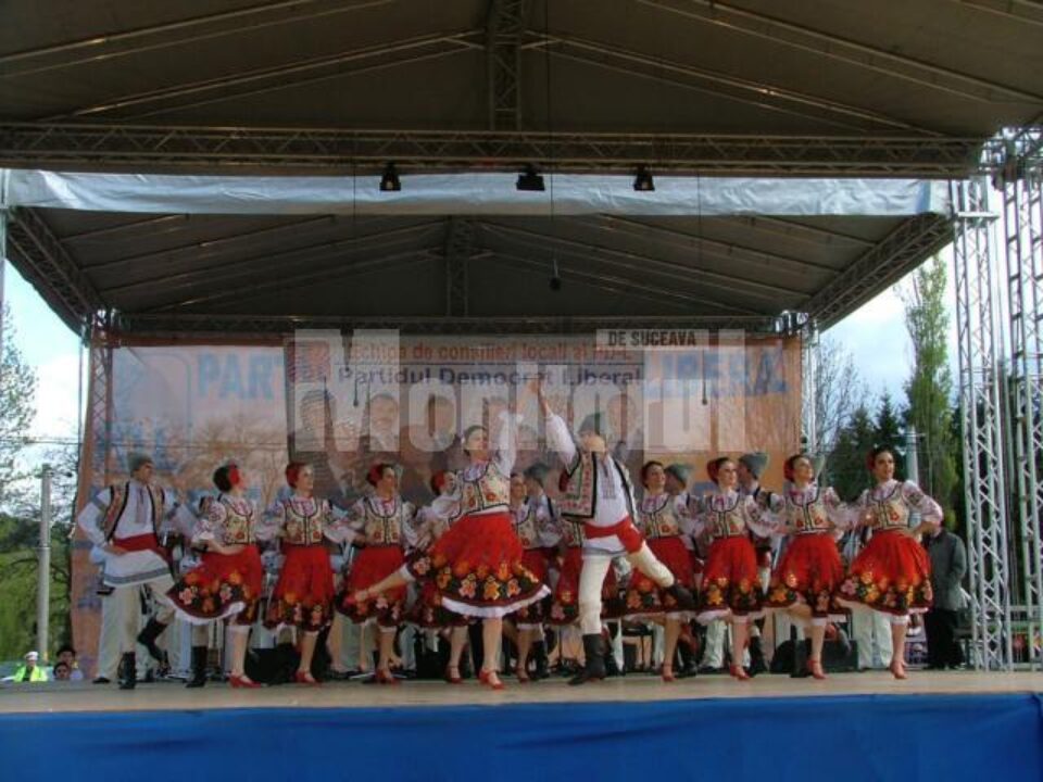 Ansamblul Academic de Stat „Joc” din Republica Moldova a oferit humorenilor o seară magică Ansamblul Academic de Stat „Joc” din Republica Moldova a oferit humorenilor o seară magică