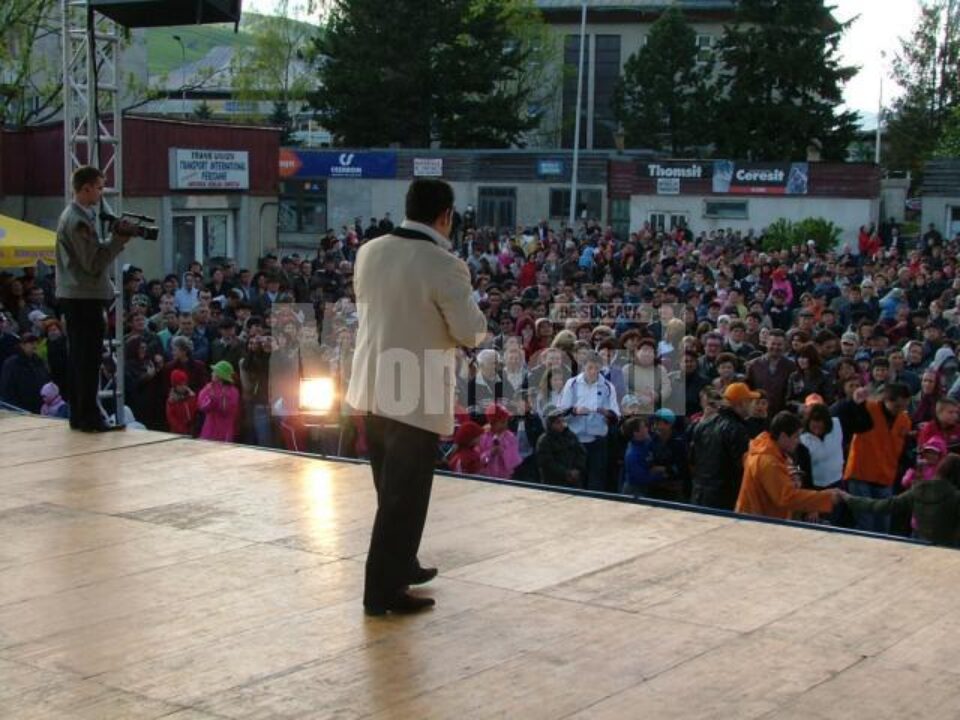 Ionuț Dolănescu: „Humoreni, ascultați ce vă spun / Flutur este cel mai bun”