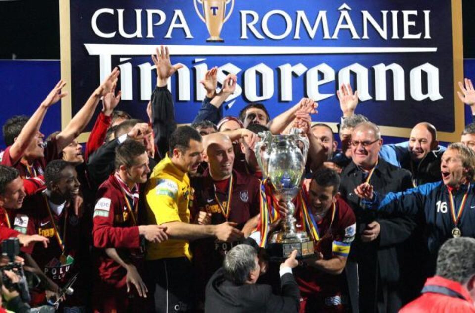 Echipa CFR Cluj primește Cupa de la Mircea Sandu în finalul meciului cu Unirea Urziceni, din finala Cupei Romaniei la fotbal. Foto: MIRCEA ROȘCA/MEDIAFAX Echipa CFR Cluj primește Cupa de la Mircea Sandu în finalul meciului cu Unirea Urziceni, din finala Cupei Romaniei la fotbal. Foto: MIRCEA ROȘCA/MEDIAFAX