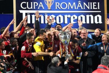 Echipa CFR Cluj primește Cupa de la Mircea Sandu în finalul meciului cu Unirea Urziceni, din finala Cupei Romaniei la fotbal. Foto: MIRCEA ROȘCA/MEDIAFAX