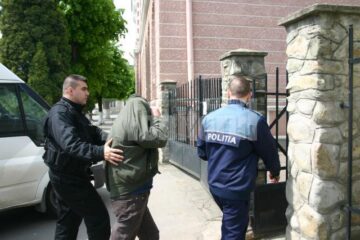 Duși sub escortă în fața judecătorilor