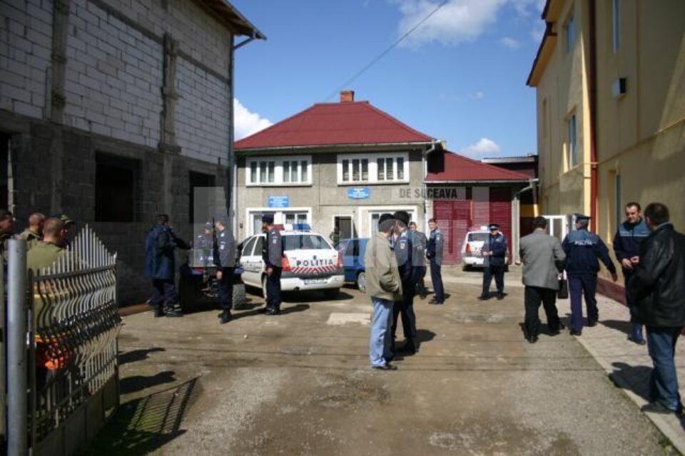 O armata întreaga de polițiști era adunata ieri dimineață în fața Poliției Frasin