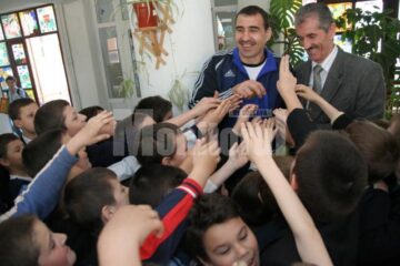 Leonard Bibirig și Petru Ghervan speră ca puștii din școlile generale să constituie pepiniera viitorului echipei locale de handbal