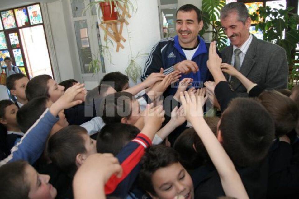 Leonard Bibirig și Petru Ghervan speră ca puștii din școlile generale să constituie pepiniera viitorului echipei locale de handbal