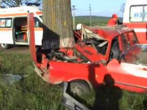 În urma impactului violent, pasagerul luat la ocazie a murit pe loc
