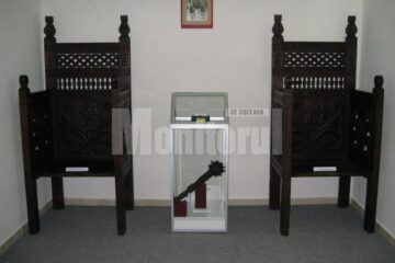 Tronurile și buzduganul din lemn sculptat