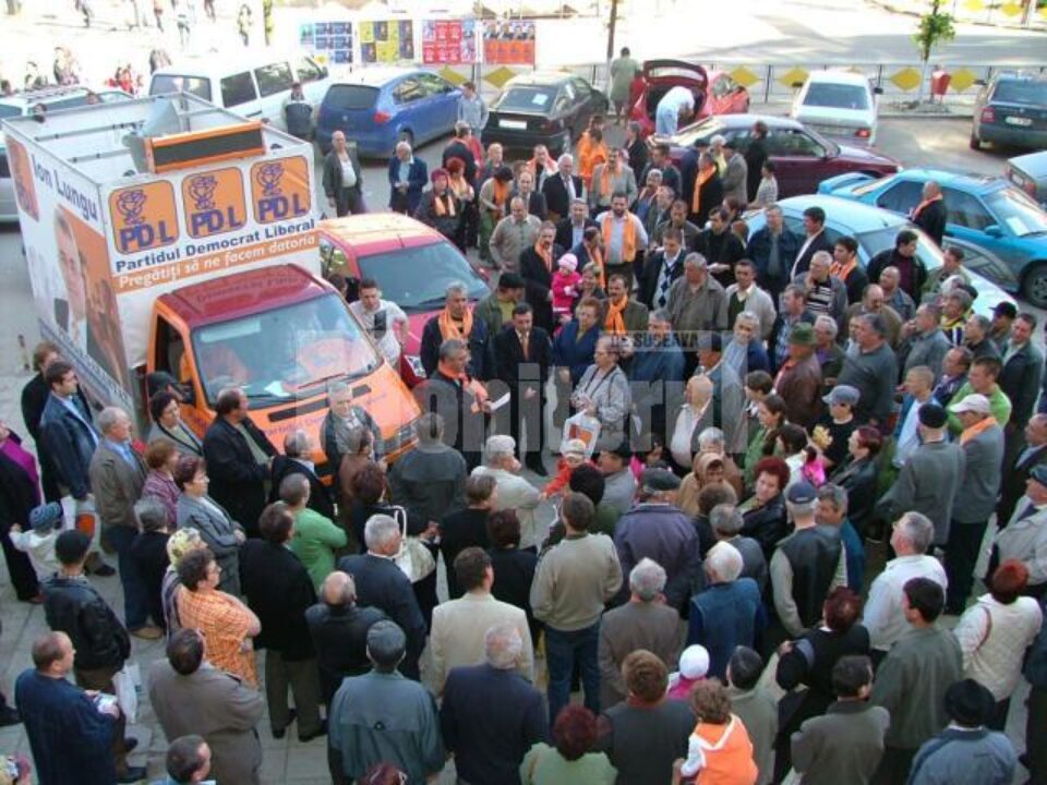 Întâlniri electorale: Lungu și echipa PD-L, susținuți de locuitorii cartierului George Enescu Întâlniri electorale: Lungu și echipa PD-L, susținuți de locuitorii cartierului George Enescu