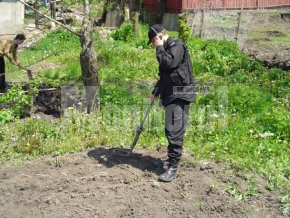 Intervenție pirotehniști: Proiectil de război, găsit îngropat în grădina unei case din Dornești