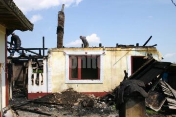 Flăcări cât casa: Trei răniți și pagube de 15.000 de lei, în urma exploziei a două butelii