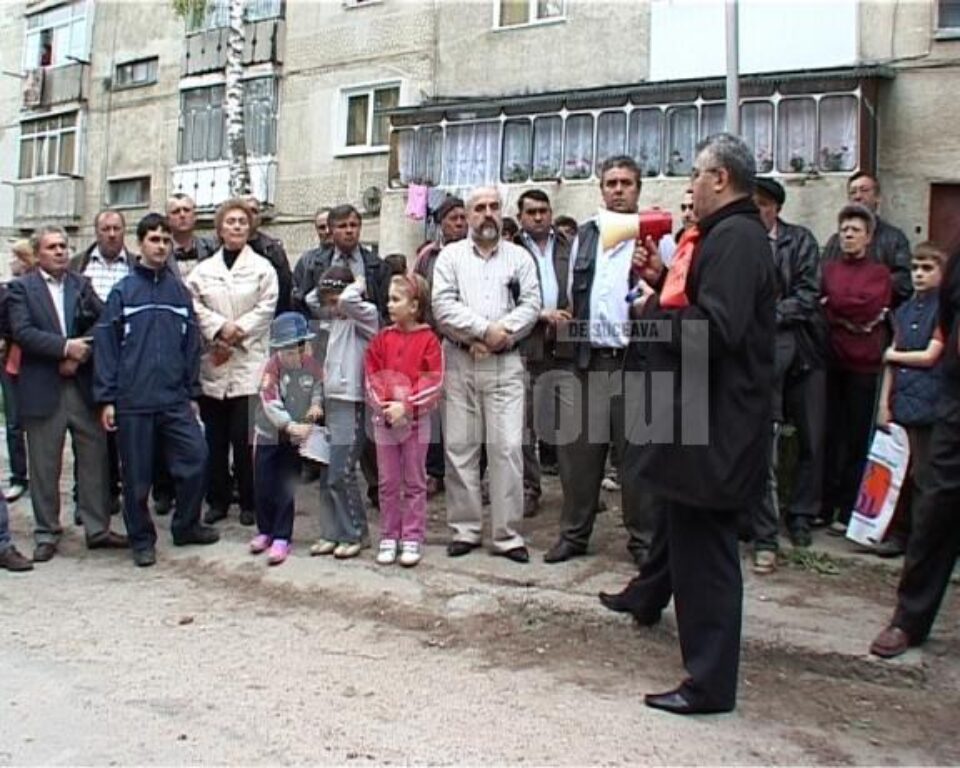 Campanie: Echipa PD-L, privită cu interes în cartierul Burdujeni Campanie: Echipa PD-L, privită cu interes în cartierul Burdujeni