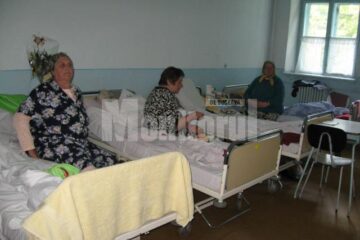 O parte dintre bolnavele care și-au petrecut noaptea în salon cu decedata