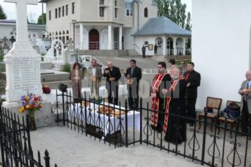 Urnele funerare au fost depuse, ieri, în cripta familiei Lovinescu de la Cimitirul Grădini din Fălticeni