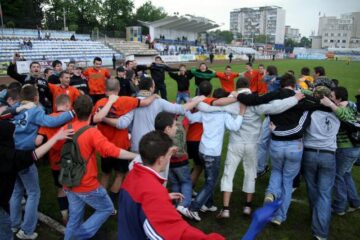La finalul meciului, jucătorii și suporterii au încins o horă a bucuriei