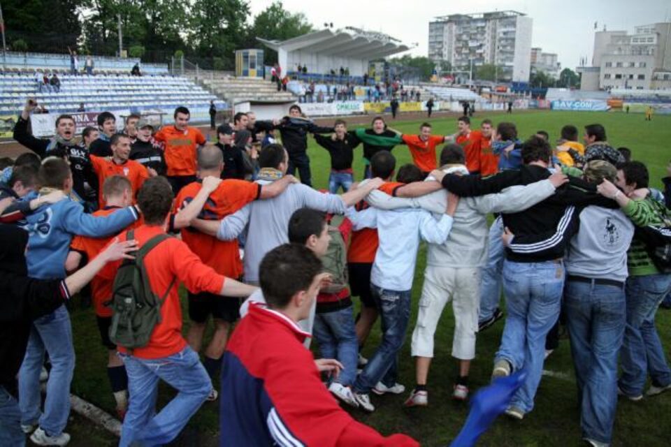La finalul meciului, jucătorii și suporterii au încins o horă a bucuriei