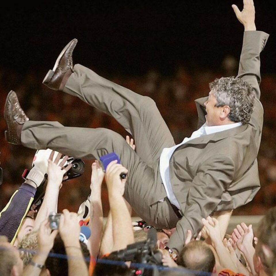 Mircea Lucescu a fost aruncat în sus de jucătorii săi la finalul meciului în care Șahtior a devenit campioană în Ucraina