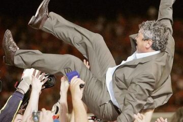 Mircea Lucescu a fost aruncat în sus de jucătorii săi la finalul meciului în care Șahtior a devenit campioană în Ucraina