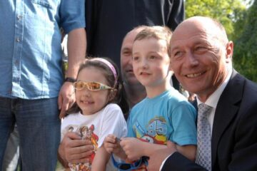 Băsescu, împreună cu vizitatorii de la Palatul Cotroceni. Foto: Sorin LUPȘA