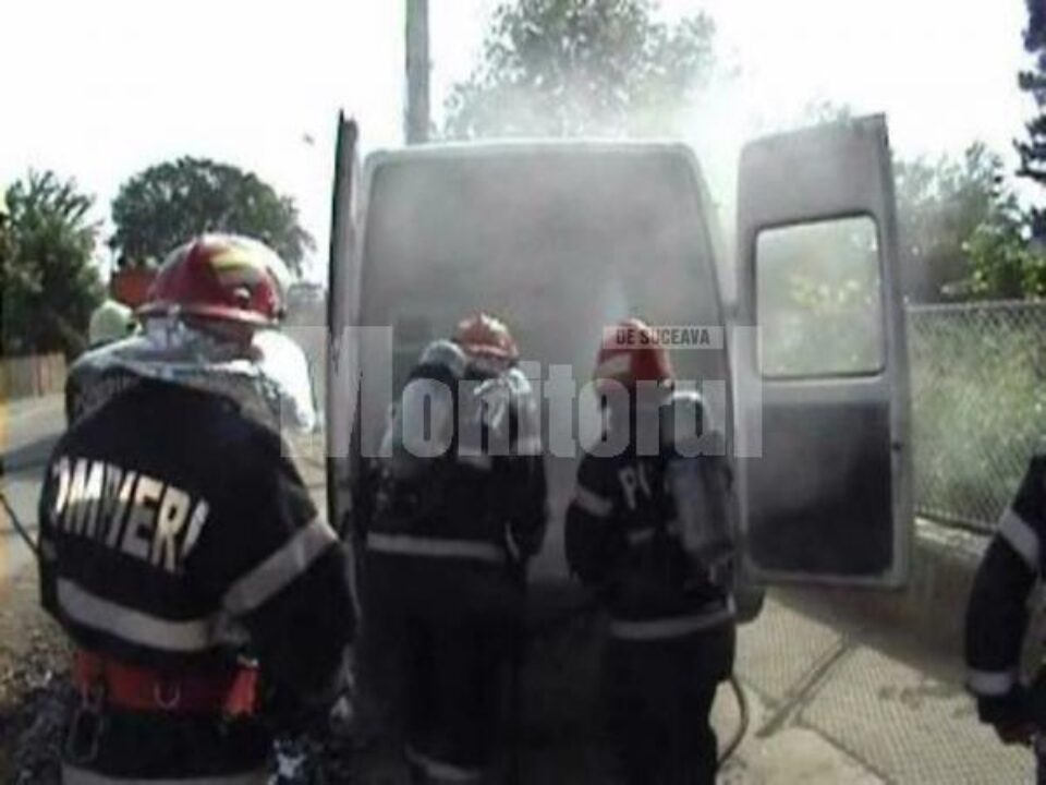 Intervenție pompieri: Incendiu la o autoutilitară, pe străzile Fălticeniului