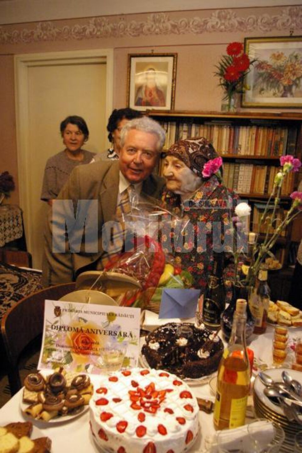 La împlinirea a 100 de ani, Domnica Stănescu a fost felicitată și de primarul Mihai Frunză