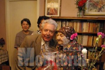 La împlinirea a 100 de ani, Domnica Stănescu a fost felicitată și de primarul Mihai Frunză