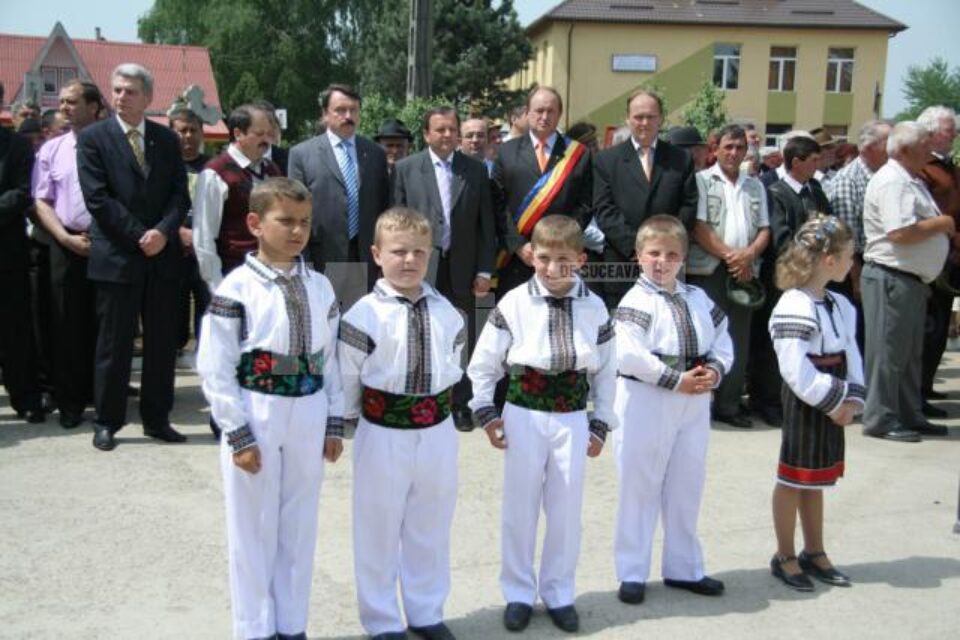 Sărbătoare: Sute de oameni au participat la inaugurarea primăriei și școlii din Șcheia