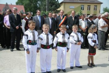 Sărbătoare: Sute de oameni au participat la inaugurarea primăriei și școlii din Șcheia