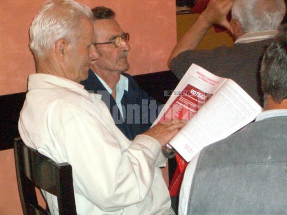 Locuitorii din Obcini, interesați de proiectele prezentate de Ovidiu Donțu Locuitorii din Obcini, interesați de proiectele prezentate de Ovidiu Donțu