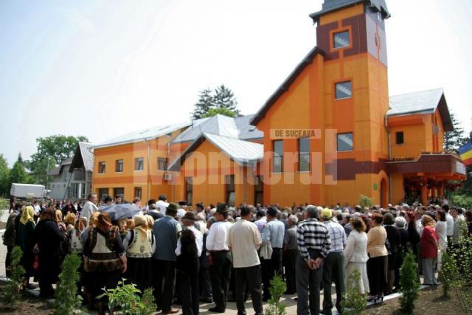 Sute de oameni au fost prezenți ieri în curtea Primăriei Șcheia