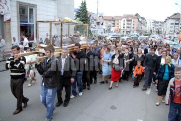 Pelerinii au însoțit racla cu moaștele Fericitului Ieremia
