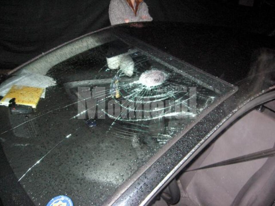 Parbrizul autoturismul lui Romeo Galan, avariat serios Parbrizul autoturismul lui Romeo Galan, avariat serios