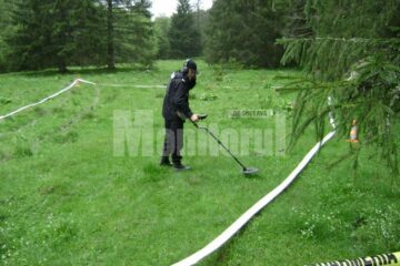 Intervenție pirotehniști: Patru proiectile de război, neexplodate, găsite pe malul unui pârâu
