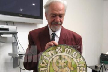 Surpriză: Stema Țării Moldovei realizată în tehnica Tiffany