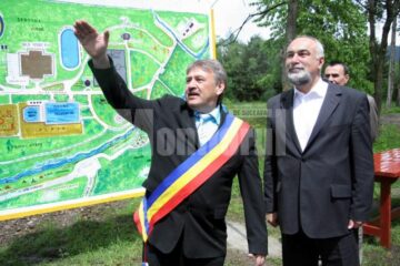 Ministrul Varujan Vosganian și primarul Marius Ursaciuc. Foto: Marius Șuiu