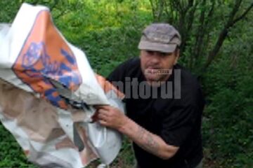 Luptă: Un banner electoral PD-L din Dărmănești a fost distrus