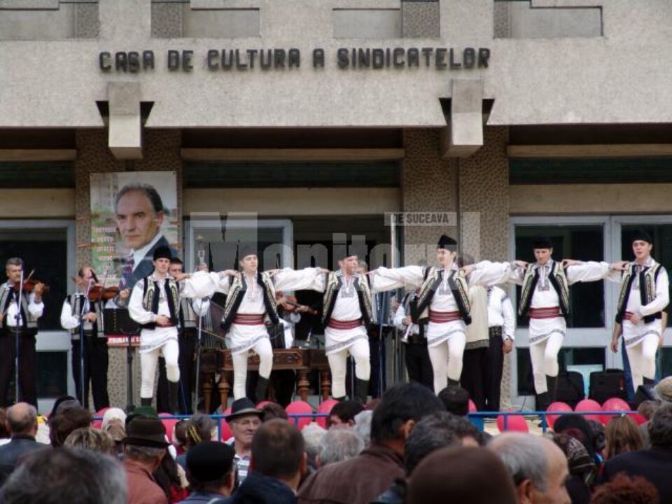 Spectacol folcloric oferit câmpulungenilor de PSD Spectacol folcloric oferit câmpulungenilor de PSD