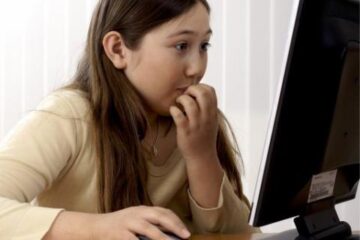 Copiii navighează pe Internet nesupravegheați și își transmit datele personale. Foto: Variopress