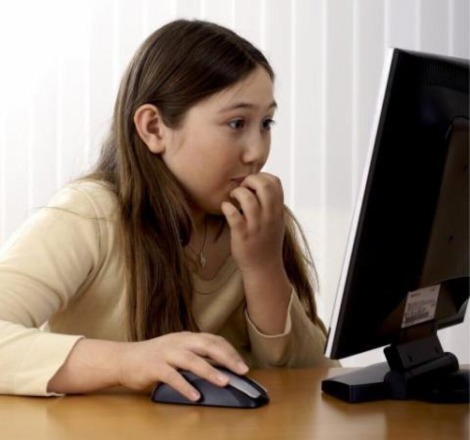 Copiii navighează pe Internet nesupravegheați și își transmit datele personale. Foto: Variopress