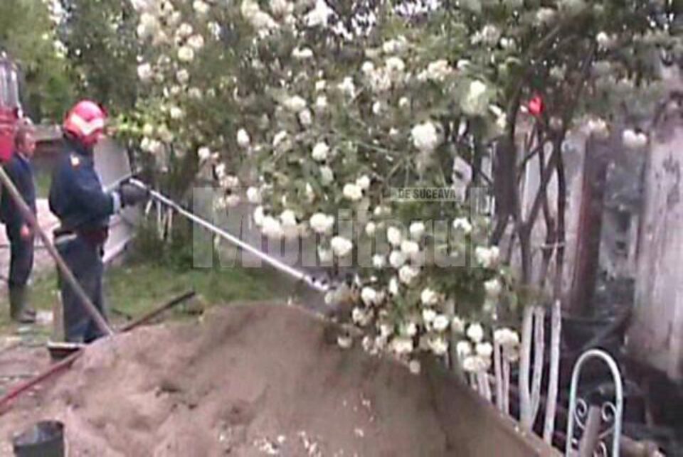 Incendiu: Gospodărie distrusă de flăcări din cauza unui scurcircuit electric